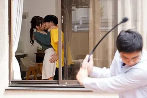 Cô nàng tóc vàng sướng tê lồn cùng cặc bự của tây đen