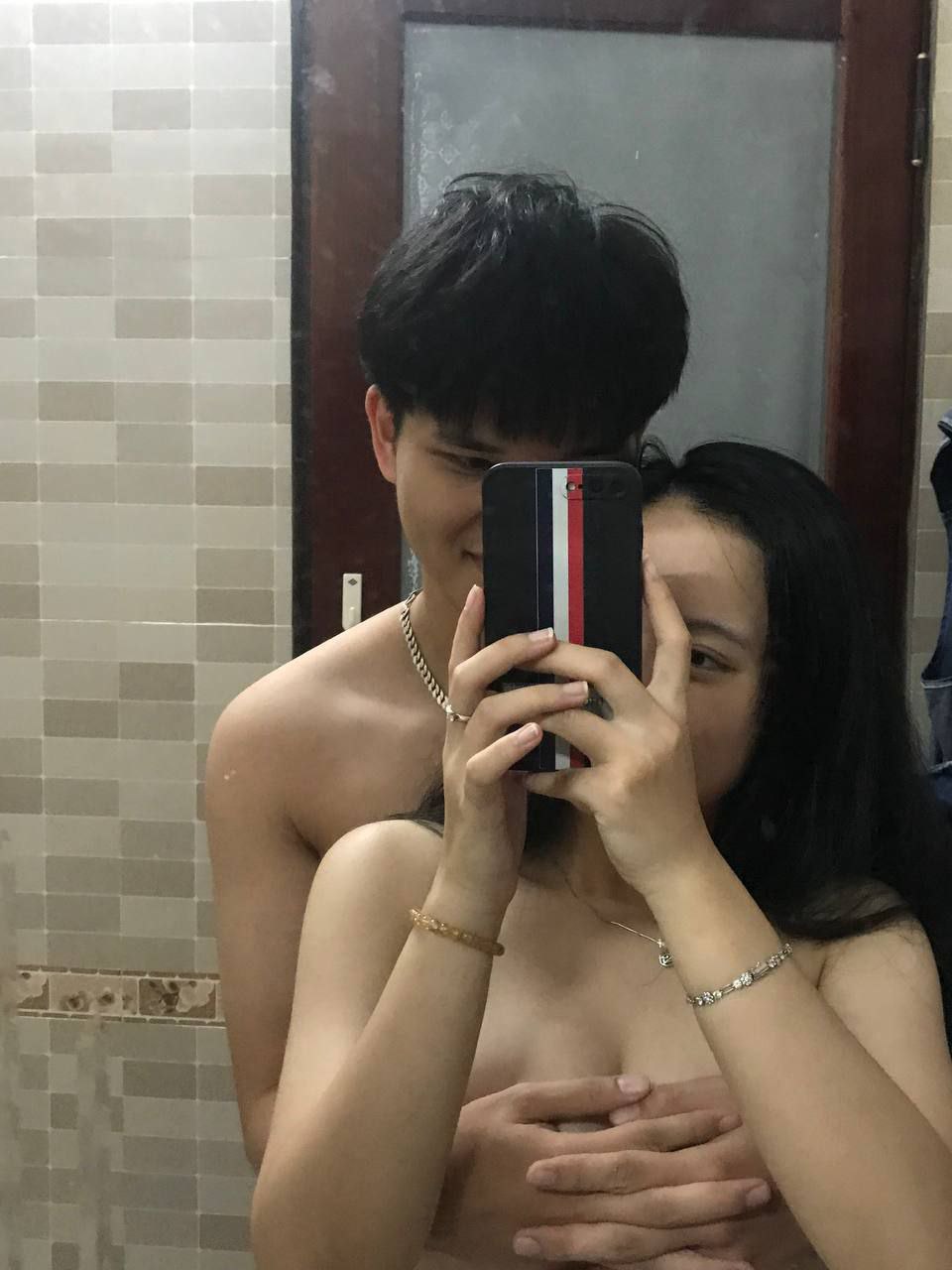 Ba em học sinh nữ dâm đãng và cậu thanh niên may mắn