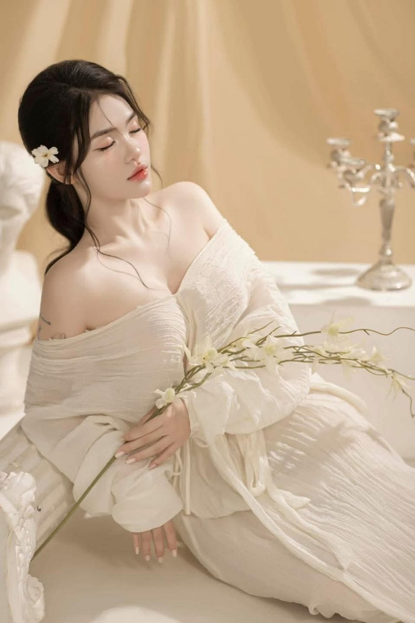 Cô gái trẻ mũm mĩm nhất đã đăng ký vào khách sạn và quan hệ tình dục với anh trai của mình